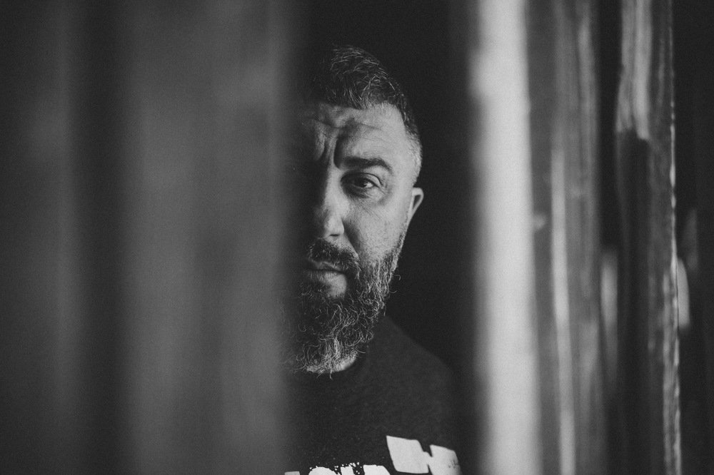 Подглядывает