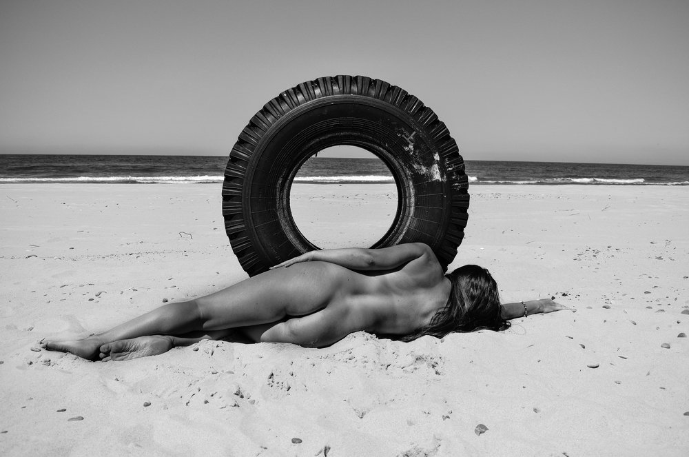 Девушка с колесом