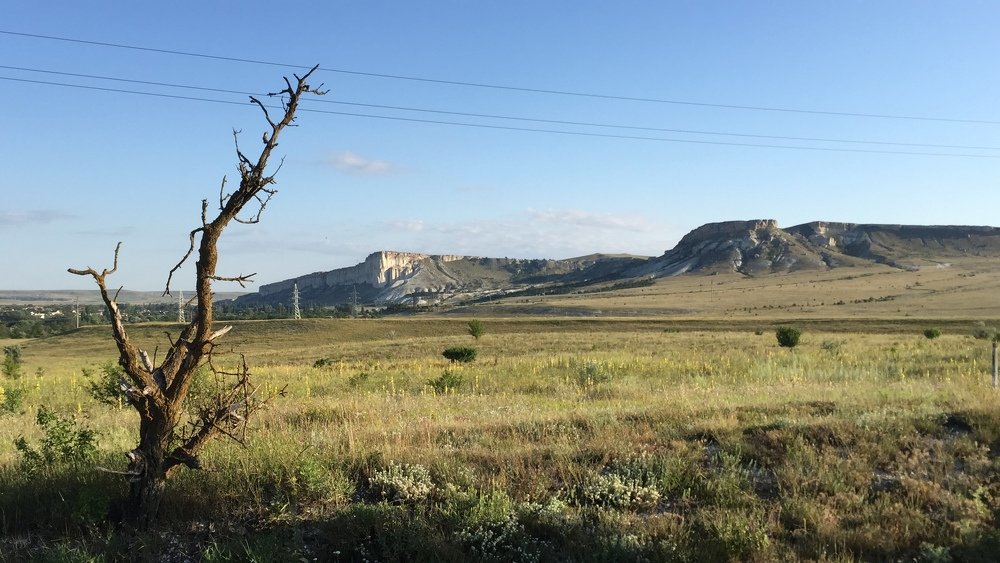 Удивительная крымская опора лэп и какая то насыпь подальше