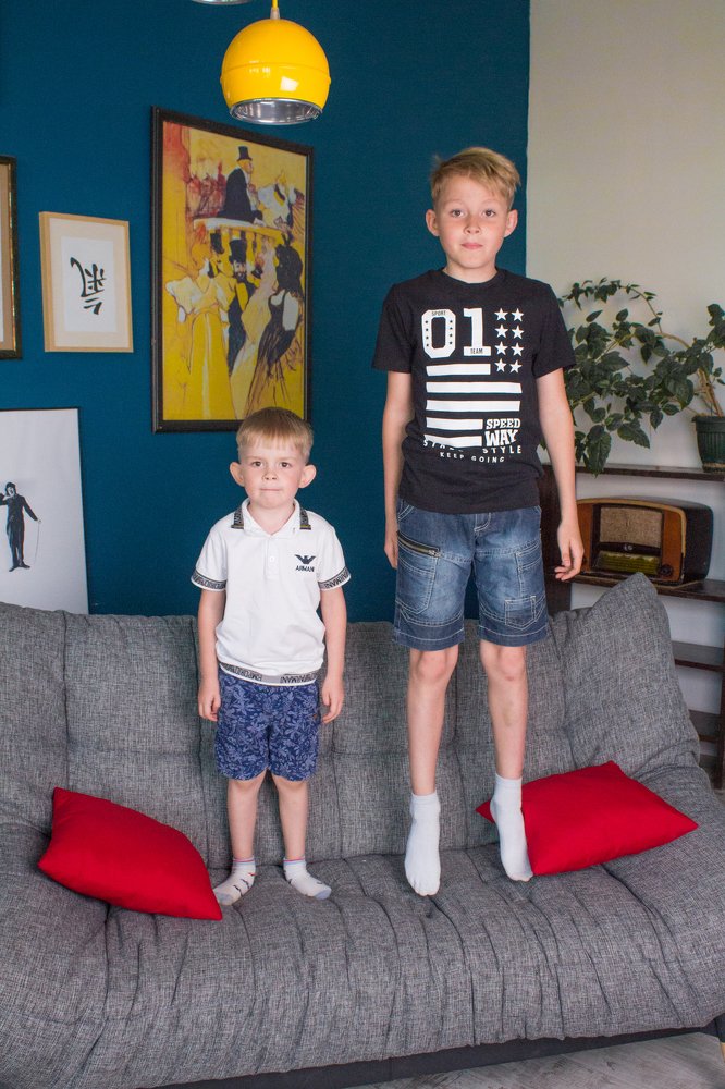 Не прыгай на диване, говорила мама