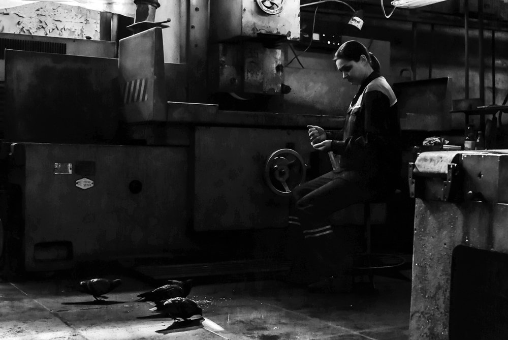 Девушка и голуби.