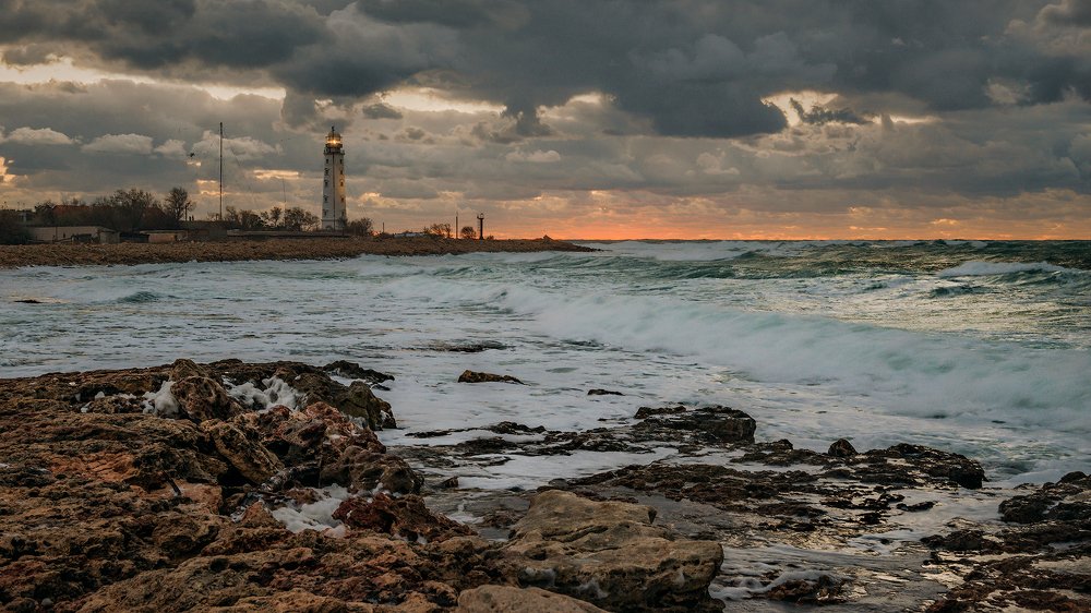 Шторм у Херсонесского маяка