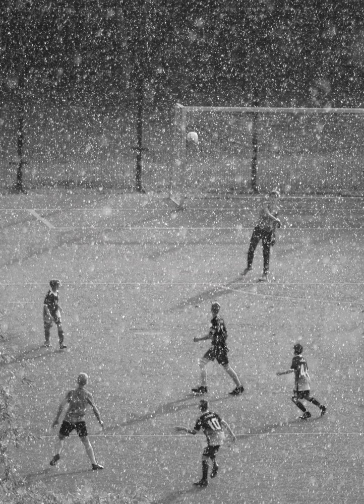 Дождь, футбол