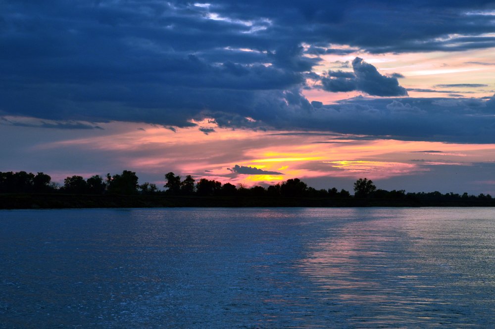 закат на реке