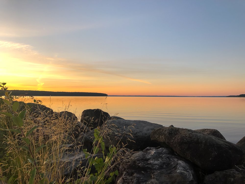 Рассвет над озером в Карелии