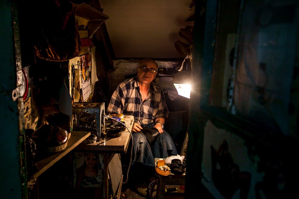 Сапожник в мастерской. Тбилиси