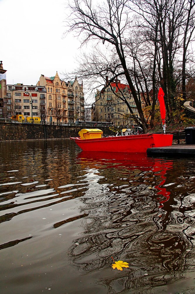 Красная лодка