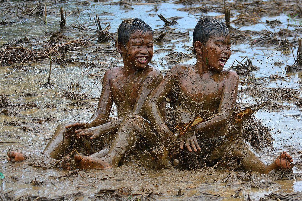 playing on ricefield