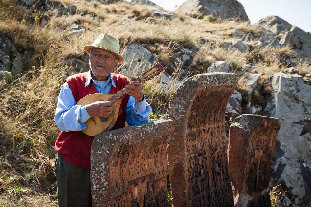 Дедушка с домрой.