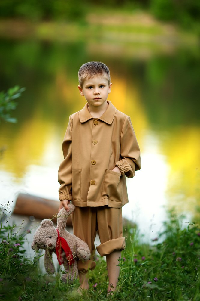 Задумчивый мальчик с мишкой