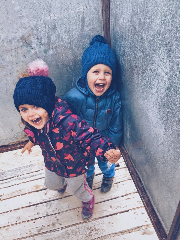 Мама пугай нас