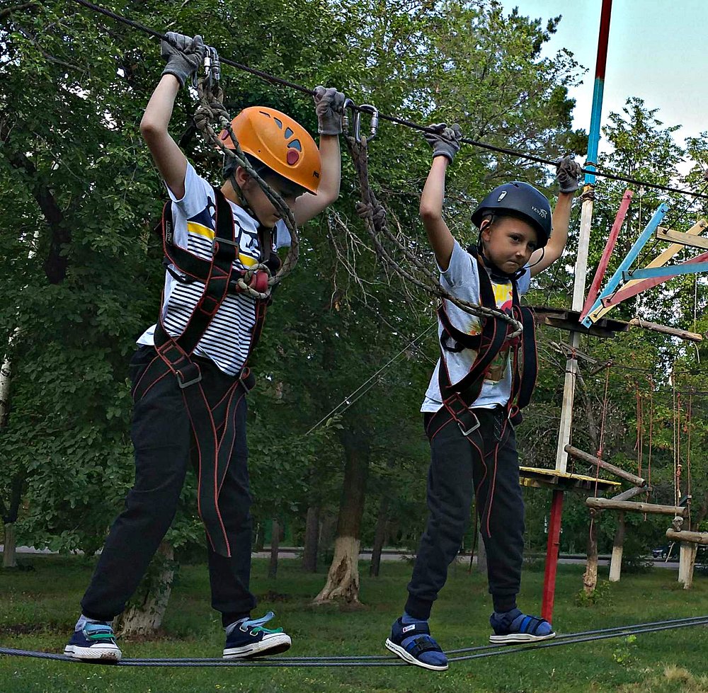 На тропу брата ты возьми! - Не бросай одного его: Пусть он в связке в одной с тобой - Там поймешь, брат какой.