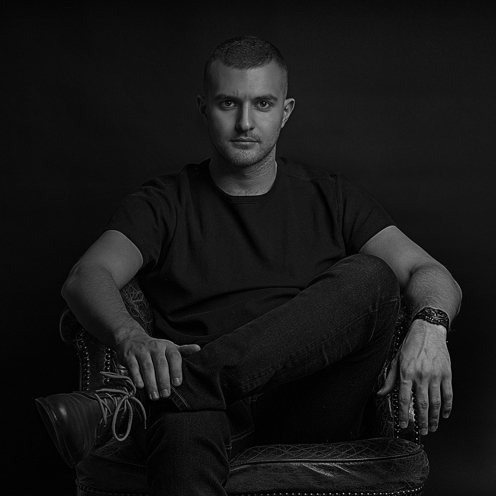 Человек в кресле/Man in the chair