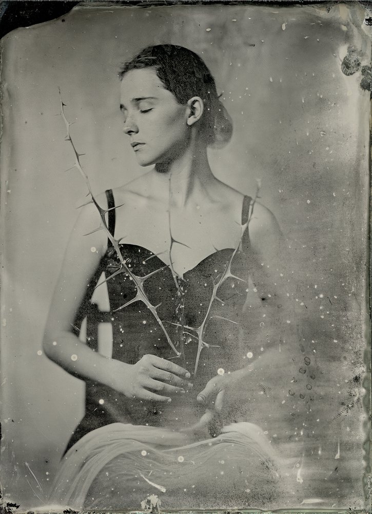 Девушка с шипами