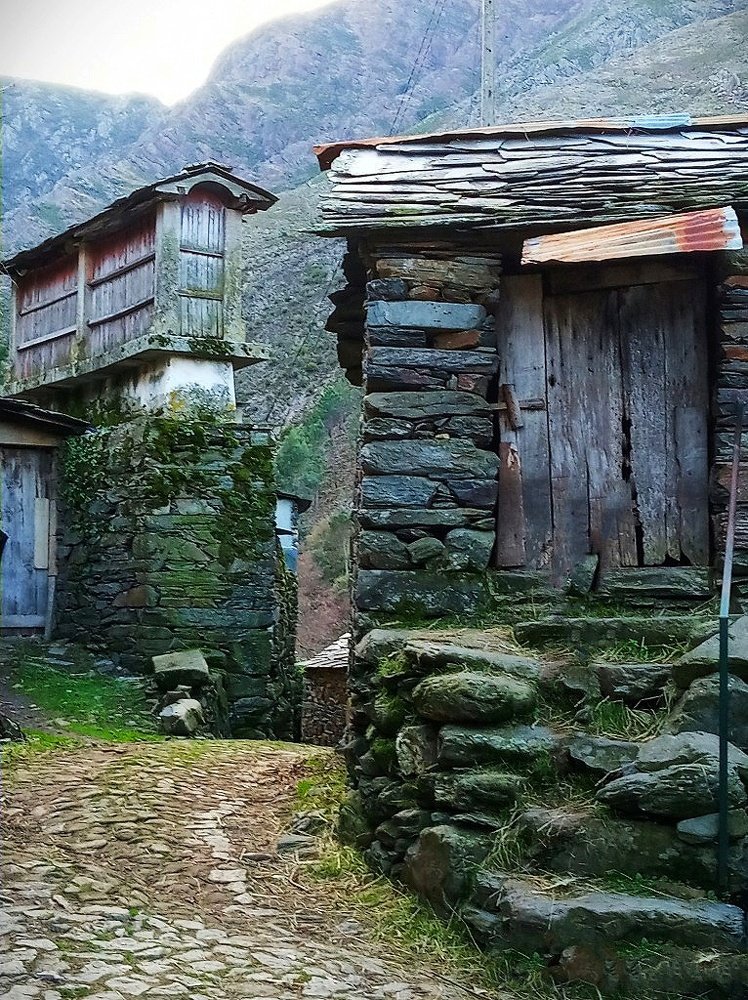 Covas do Monte village