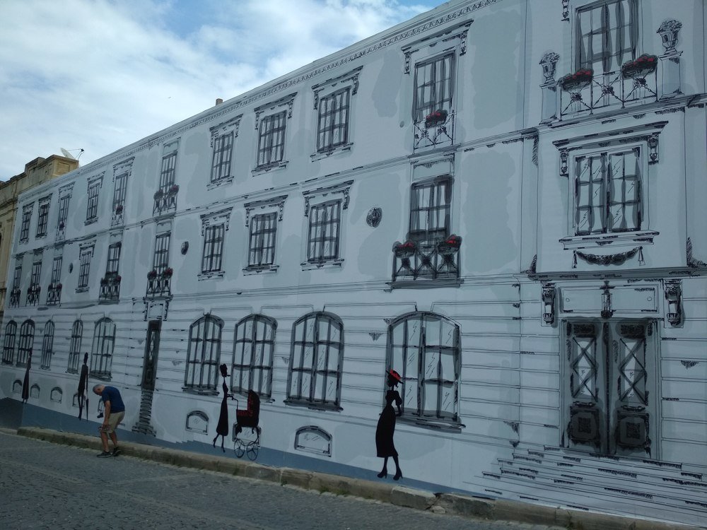 В том городе.