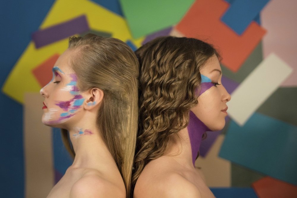 Блондинка и брюнетка