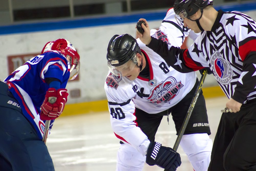 Вбрасывание в хоккейном матче