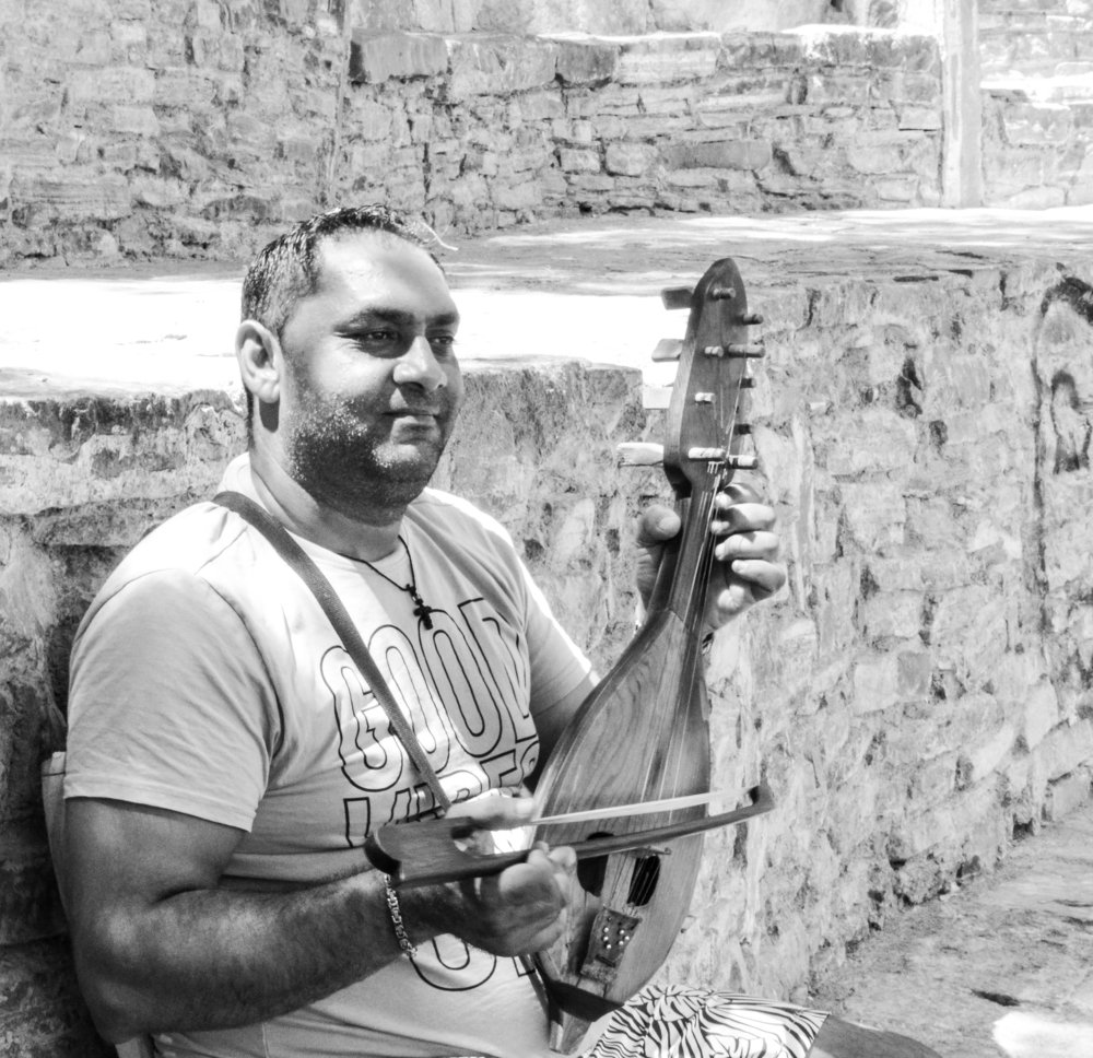 Развлекая других