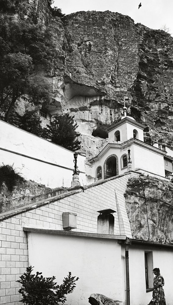 Монастырь в пещере