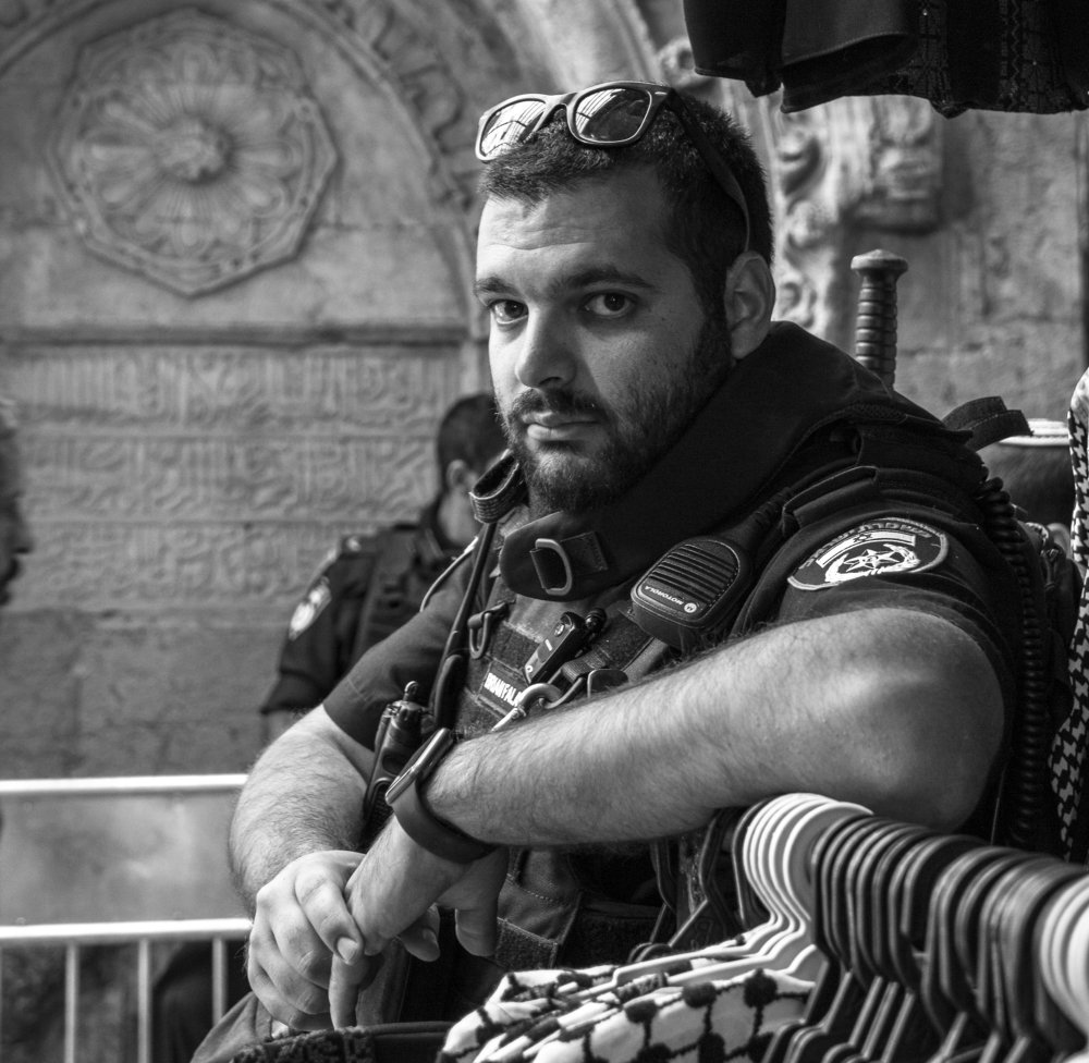 Policeman in jerusalem Old City