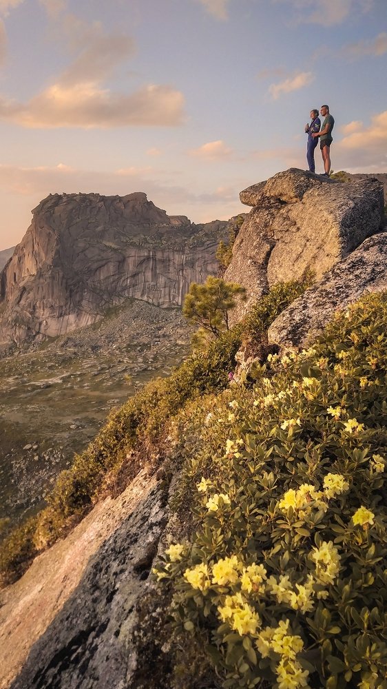 Пришли пожелать спокойной ночи Саяну