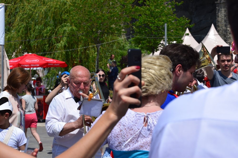 На празднике дня Европы.