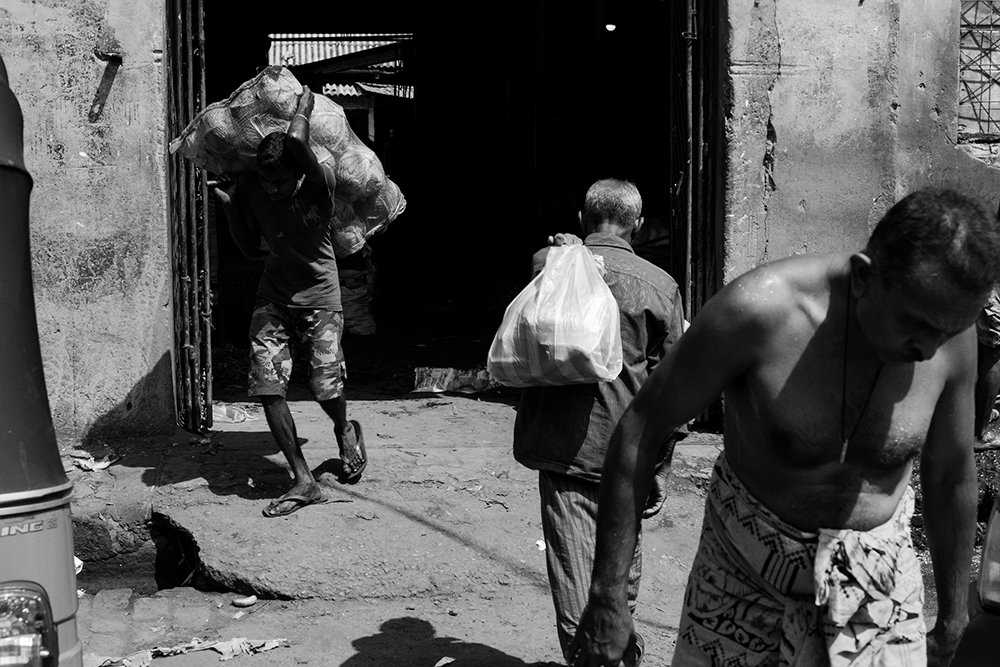 грузить овощи