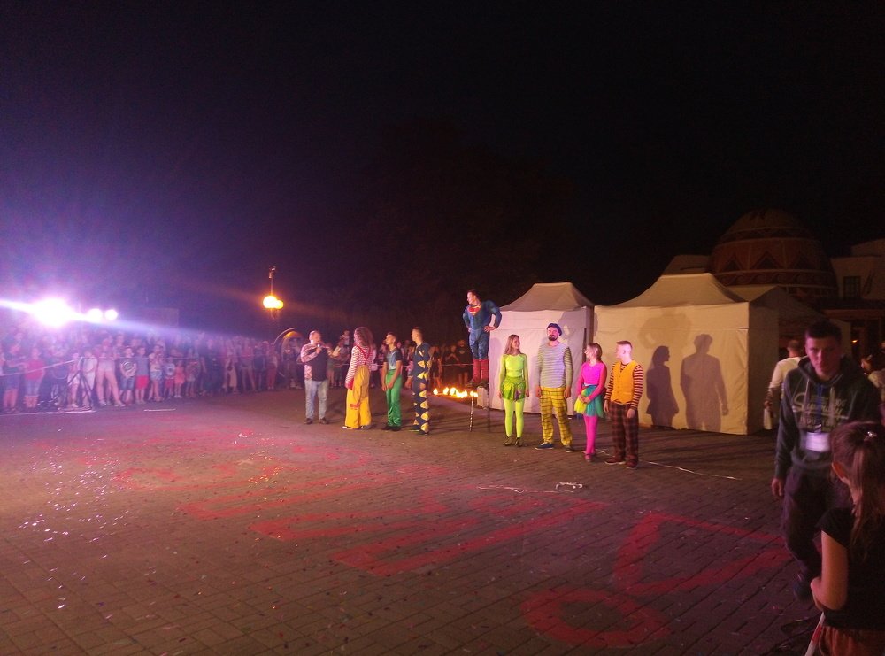 театр на ходулях