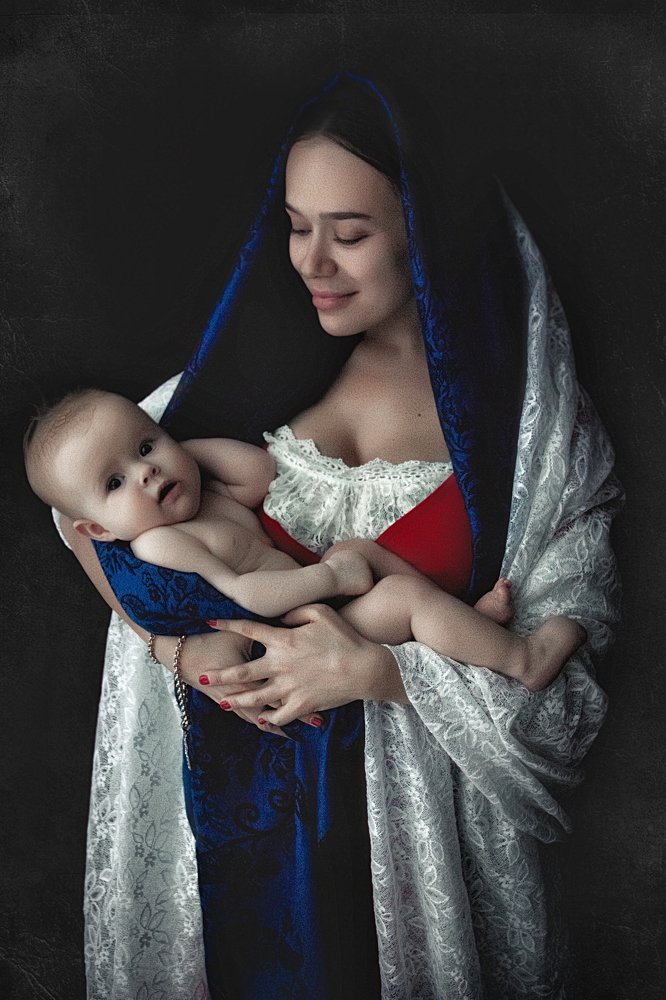 Мадонна с младенцем на руках