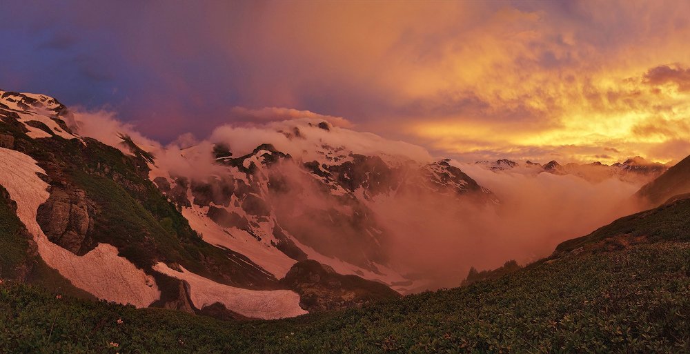 Закатная феерия в горах Кавказа