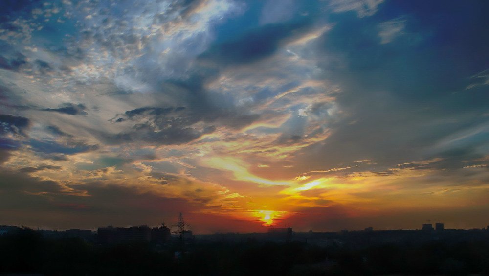 И облака загадочно плывут