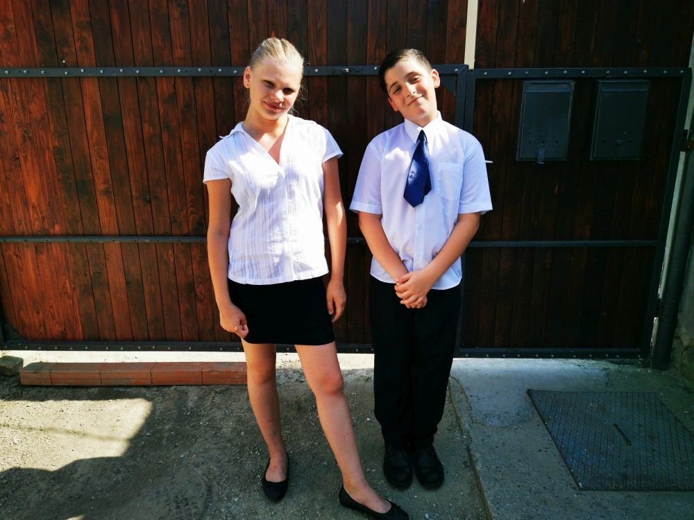 Gyerekek evzaros ruhaja