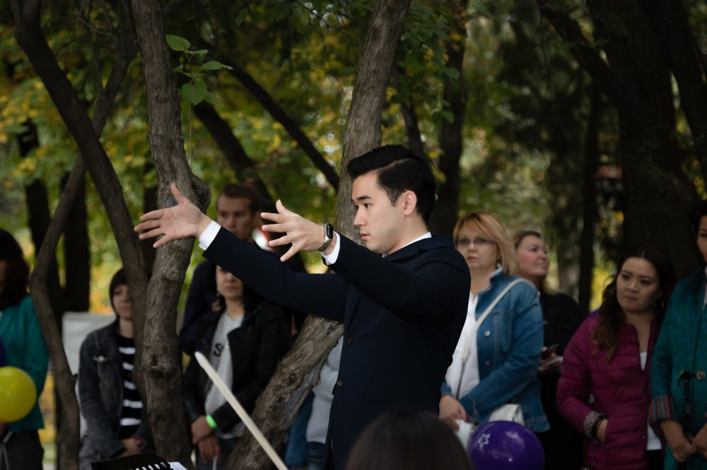 Дирижер оркестра в парке.