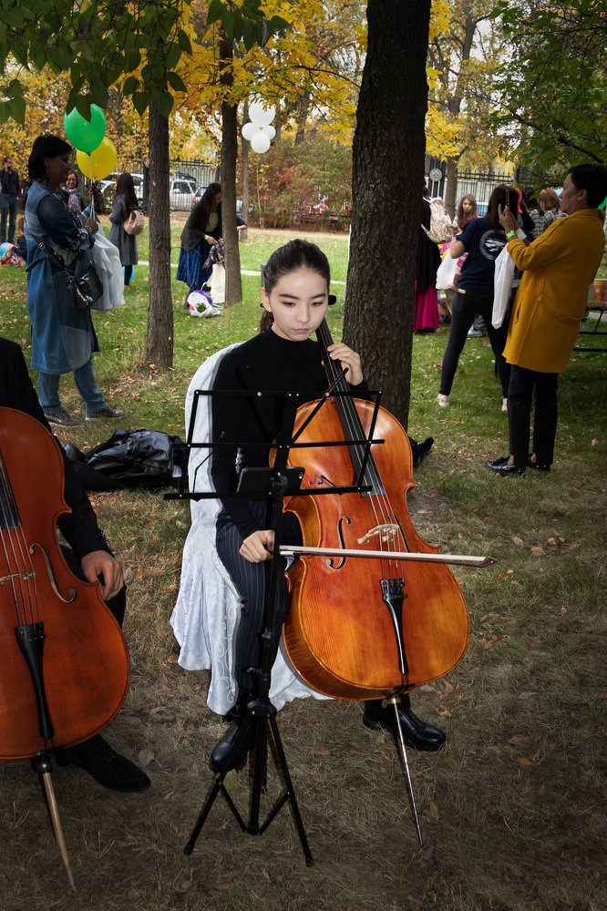 Концентрация перед выступлением. Виолончелистка.