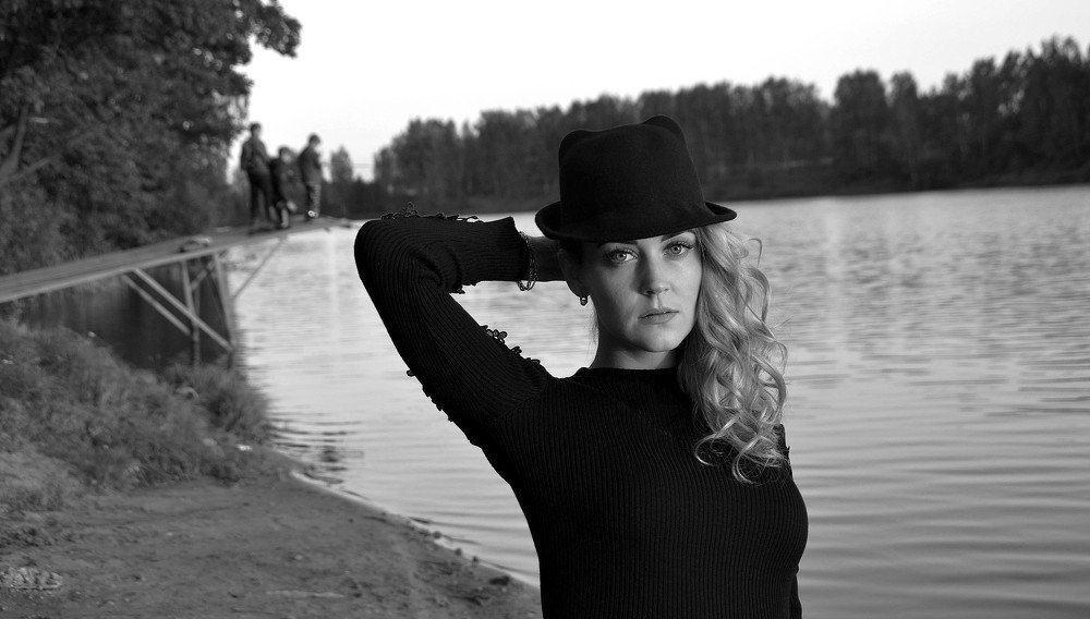 Девушка и рыбаки