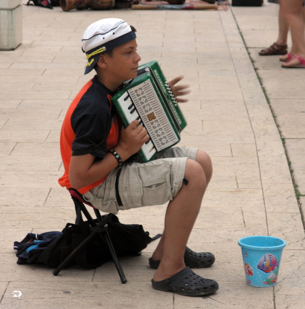 ULIČNI SVIRAČ NA RIVI