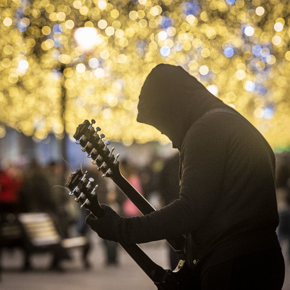 Чёрный гитарист.