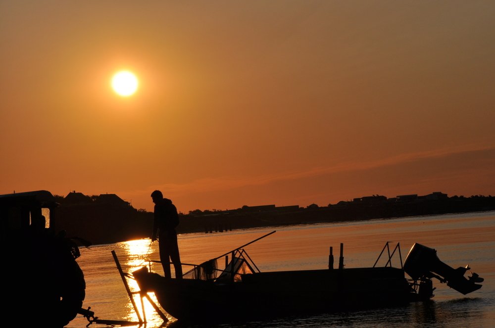 Рыбаки перед рыбалкой