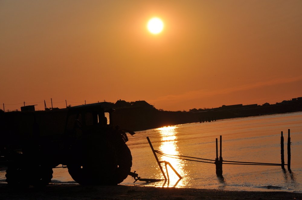 Спуск лодки на море