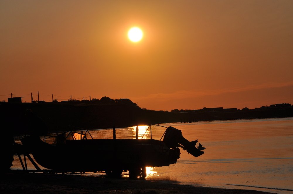 Спуск лодки на море