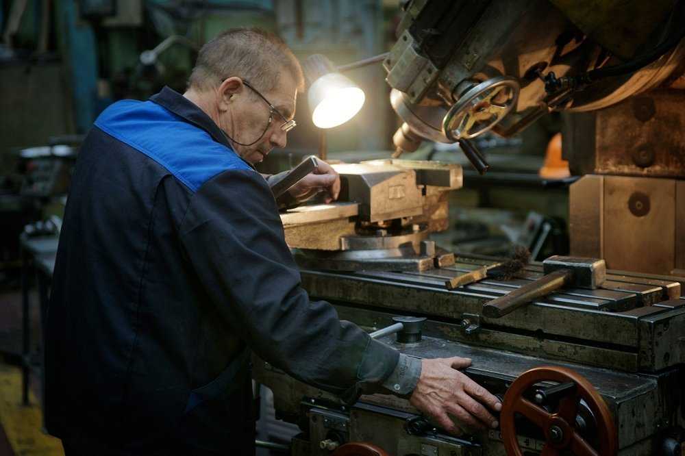 Человек работает