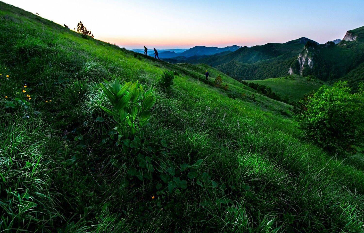 На рассвете в гору
