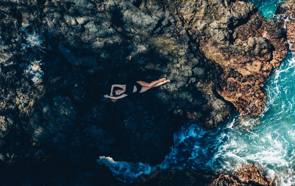 Девушка на море