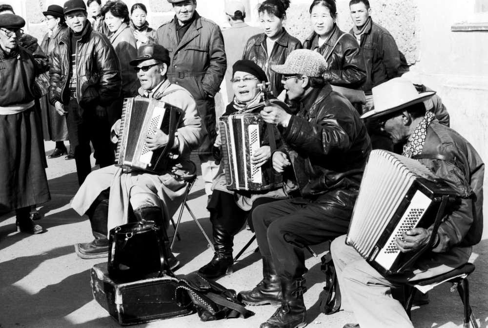 Одно групповое выступление.