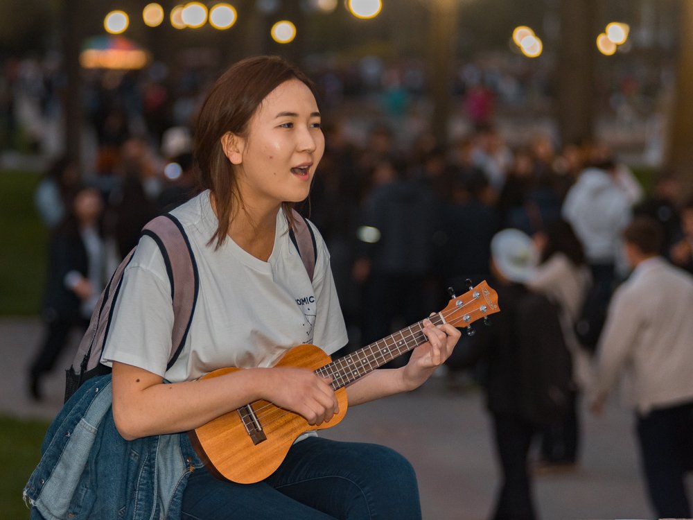 Не комуз, а укулеле.