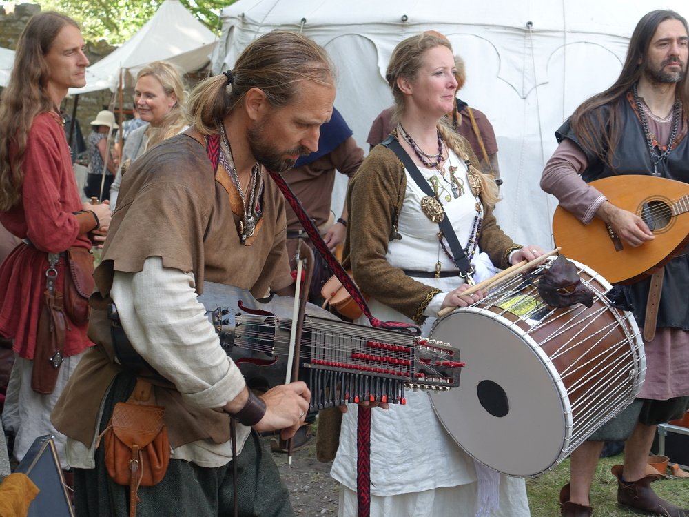 Street musicians of the Middle Ages