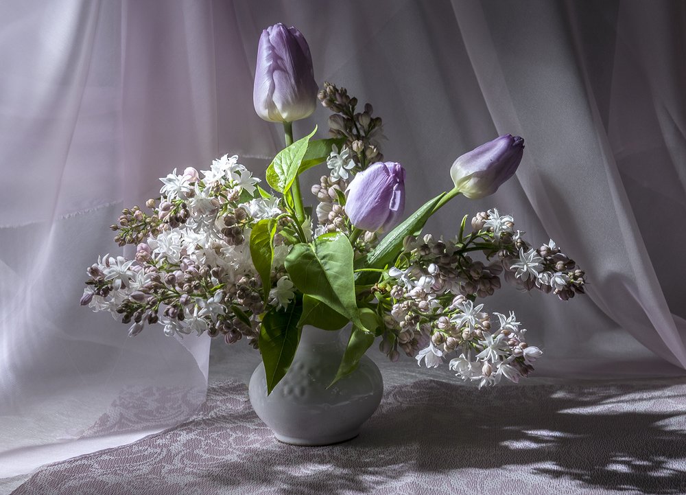Сирень и тюльпаны