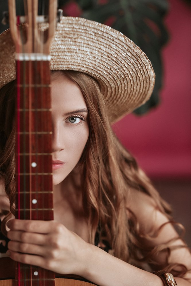Девушка с гитарой