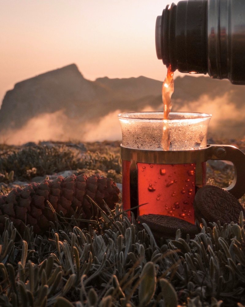 Чаепитие с видом на дымящиеся горы